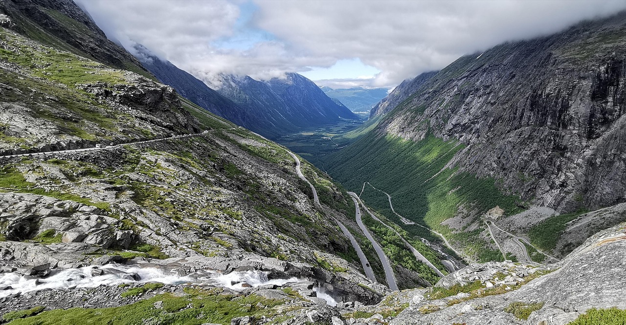 https://pixabay.com/photos/norway-trollstigen-road-trolls-5223754/