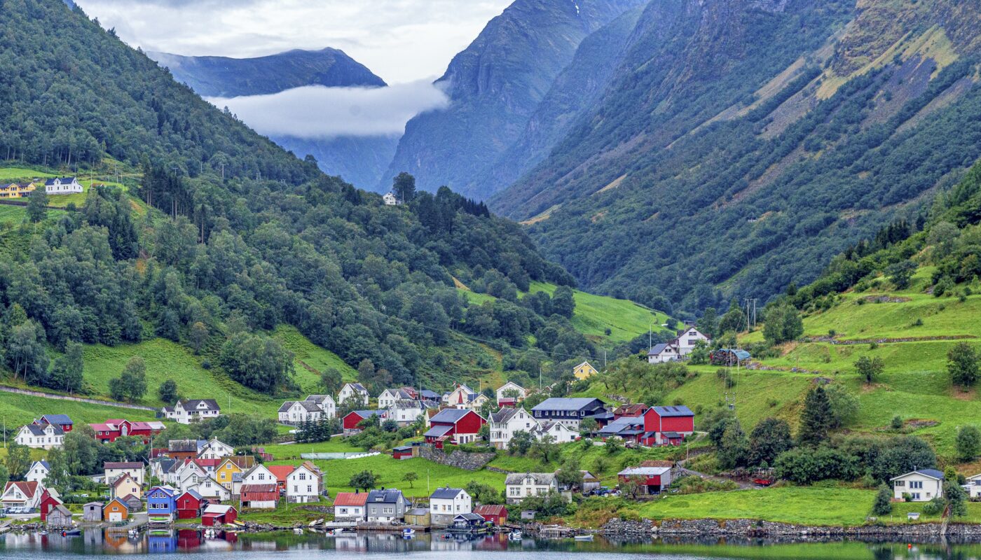 https://pixabay.com/photos/norway-fjord-aulandsfjord-undredal-5259557/