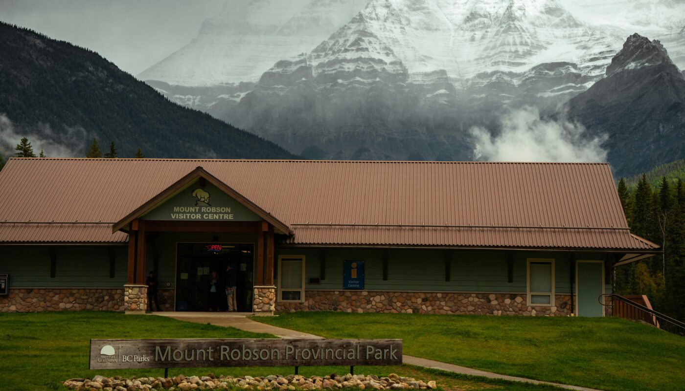 https://www.pexels.com/photo/mount-robson-visitor-centre-in-cloudy-weather-28811856/