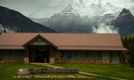 https://www.pexels.com/photo/mount-robson-visitor-centre-in-cloudy-weather-28811856/