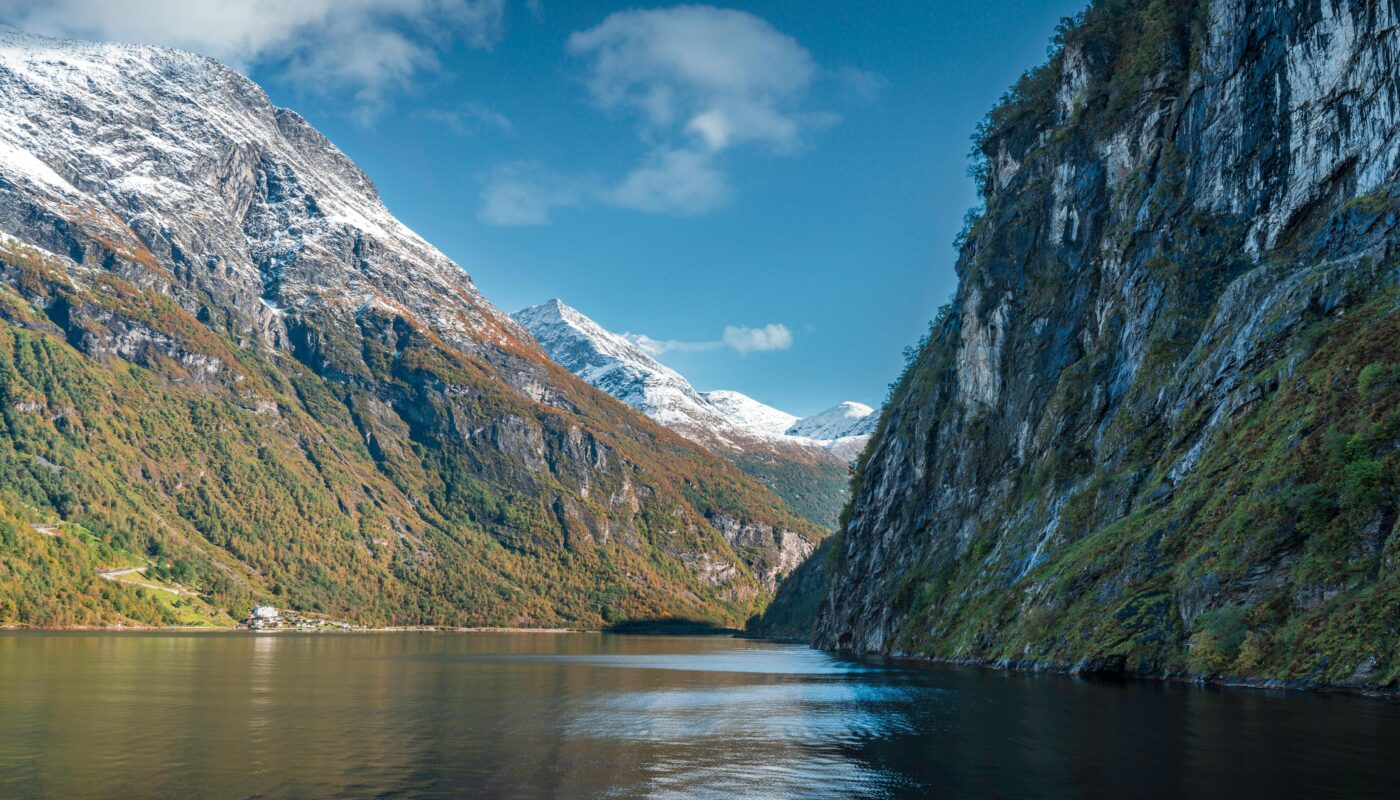 https://www.pexels.com/photo/stunning-norwegian-fjord-landscape-in-autumn-29106463/