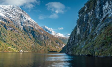 https://www.pexels.com/photo/stunning-norwegian-fjord-landscape-in-autumn-29106463/