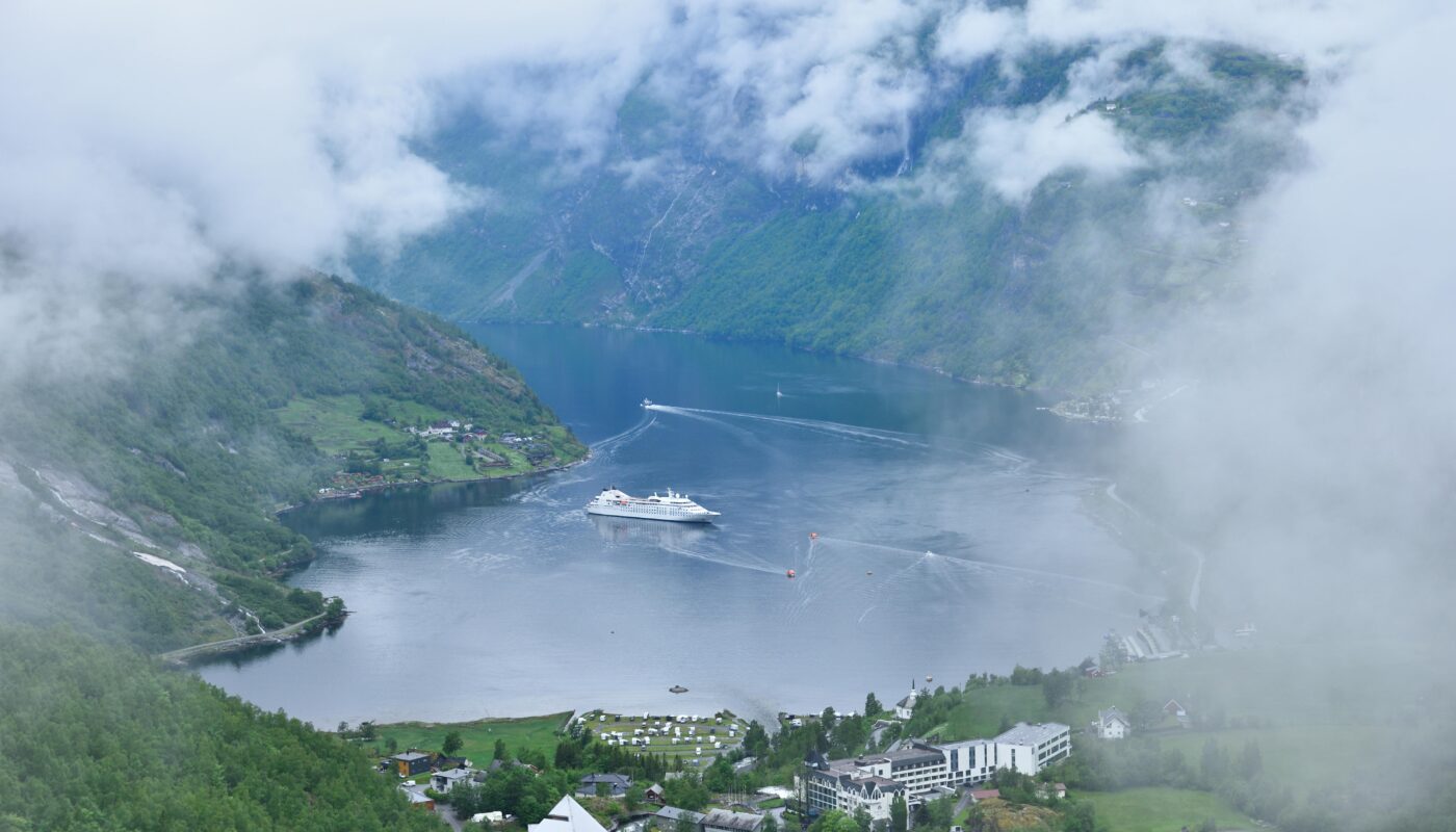 https://www.pexels.com/photo/cruise-ship-in-geiranger-village-in-norway-19453807/