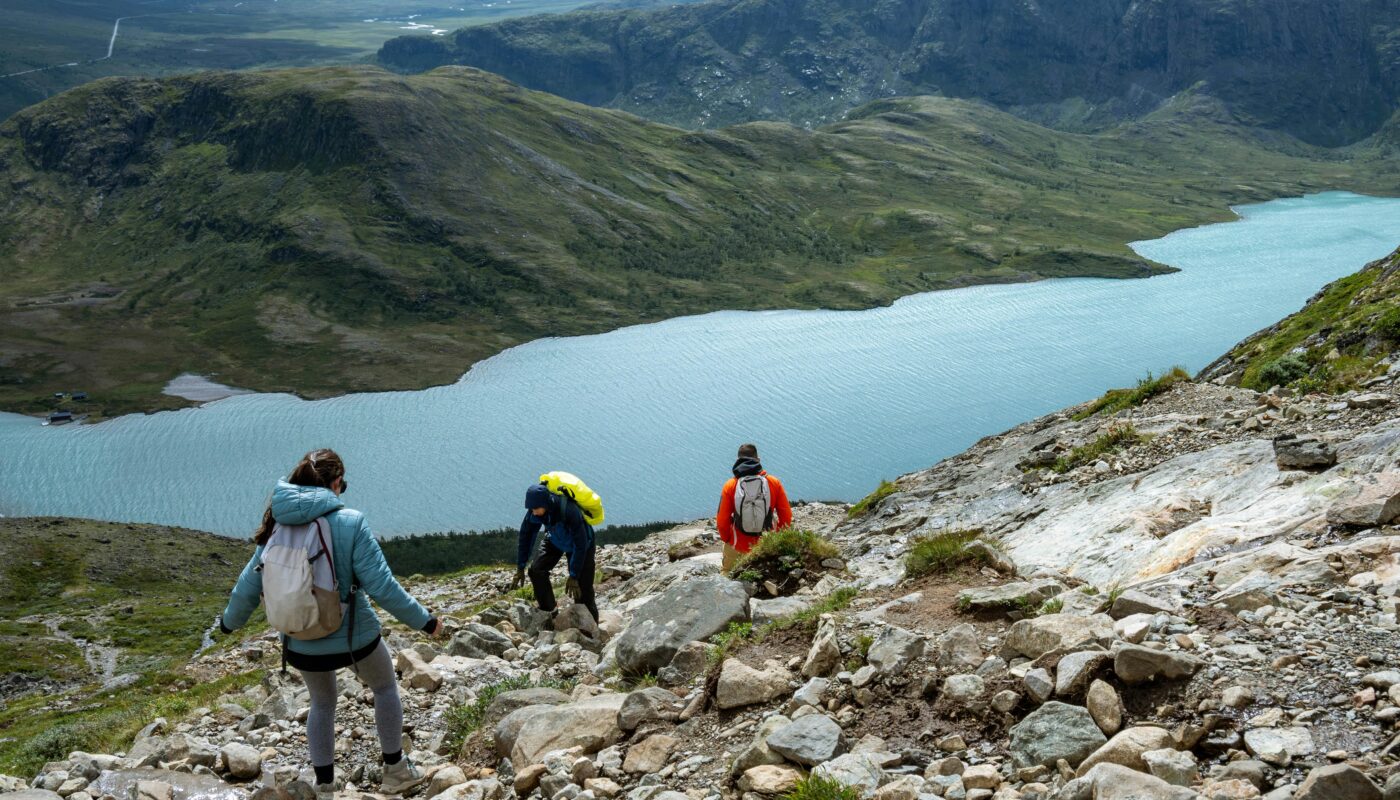 https://www.pexels.com/photo/hikers-descending-mountain-trail-by-norwegian-lake-33391686/
