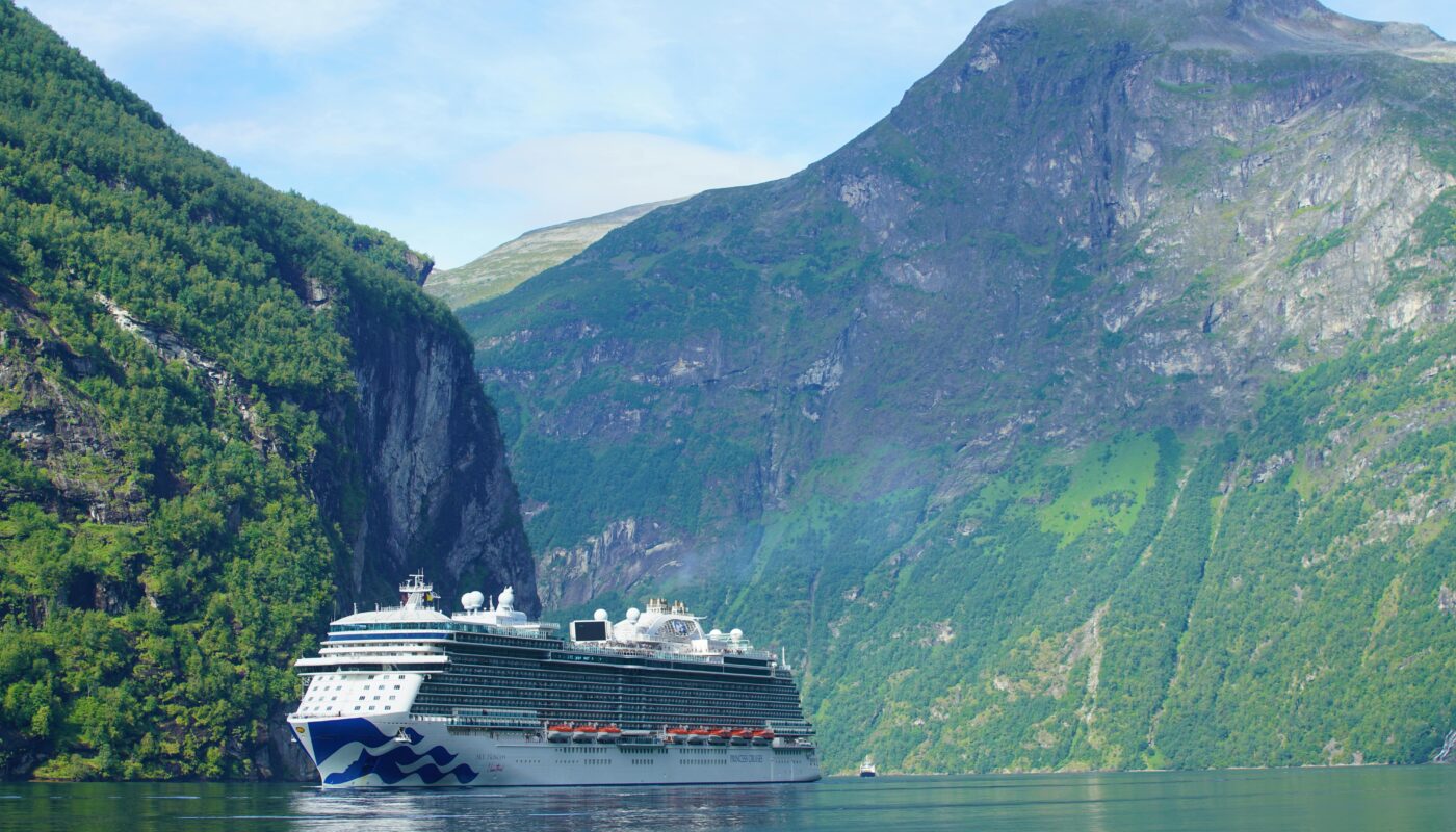 https://www.pexels.com/photo/kreuzfahrtschiff-im-geirangerfjord-norwegen-27726880/
