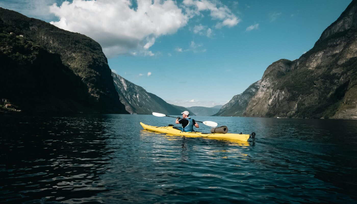 https://www.pexels.com/photo/kayaking-adventure-in-scenic-fjord-29701401/