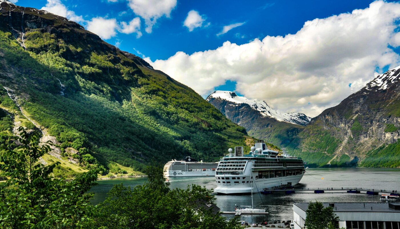https://www.pexels.com/photo/scenic-cruise-ship-in-geiranger-fjord-norway-30596024/