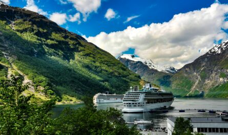 https://www.pexels.com/photo/scenic-cruise-ship-in-geiranger-fjord-norway-30596024/