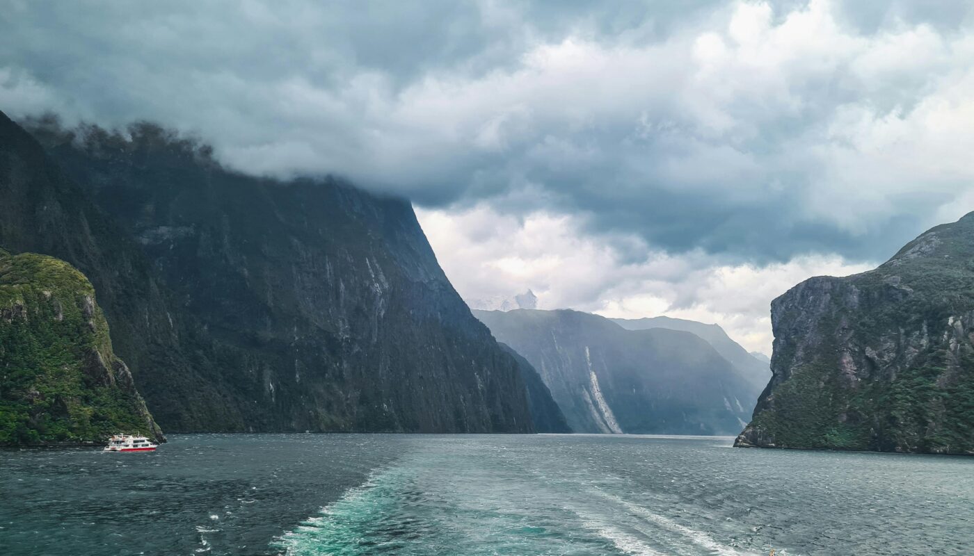 https://www.pexels.com/photo/scenic-fjord-with-boats-in-milford-sound-new-zealand-31731454/