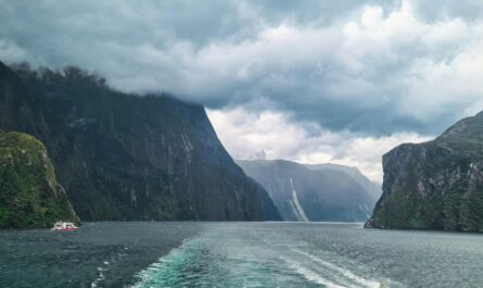 https://www.pexels.com/photo/scenic-fjord-with-boats-in-milford-sound-new-zealand-31731454/