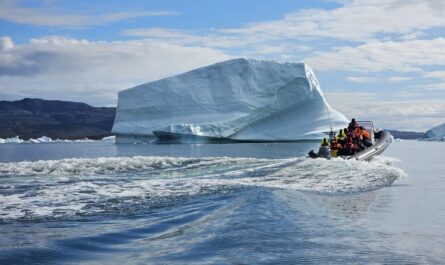 https://www.pexels.com/photo/adventurous-boat-tour-near-greenland-iceberg-35563535/