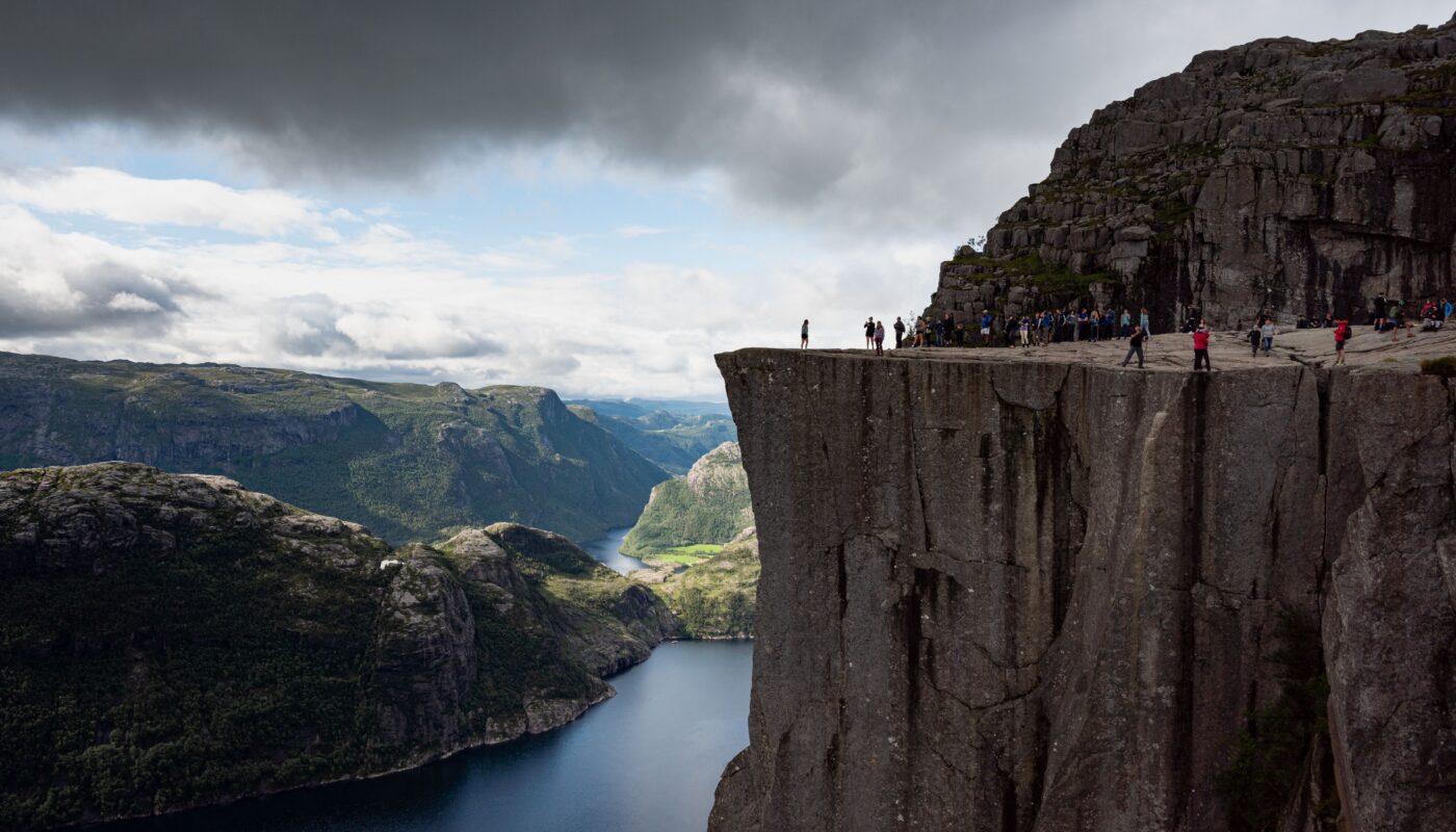 https://www.pexels.com/photo/people-are-standing-on-the-edge-of-a-cliff-overlooking-a-body-of-water-28142804/
