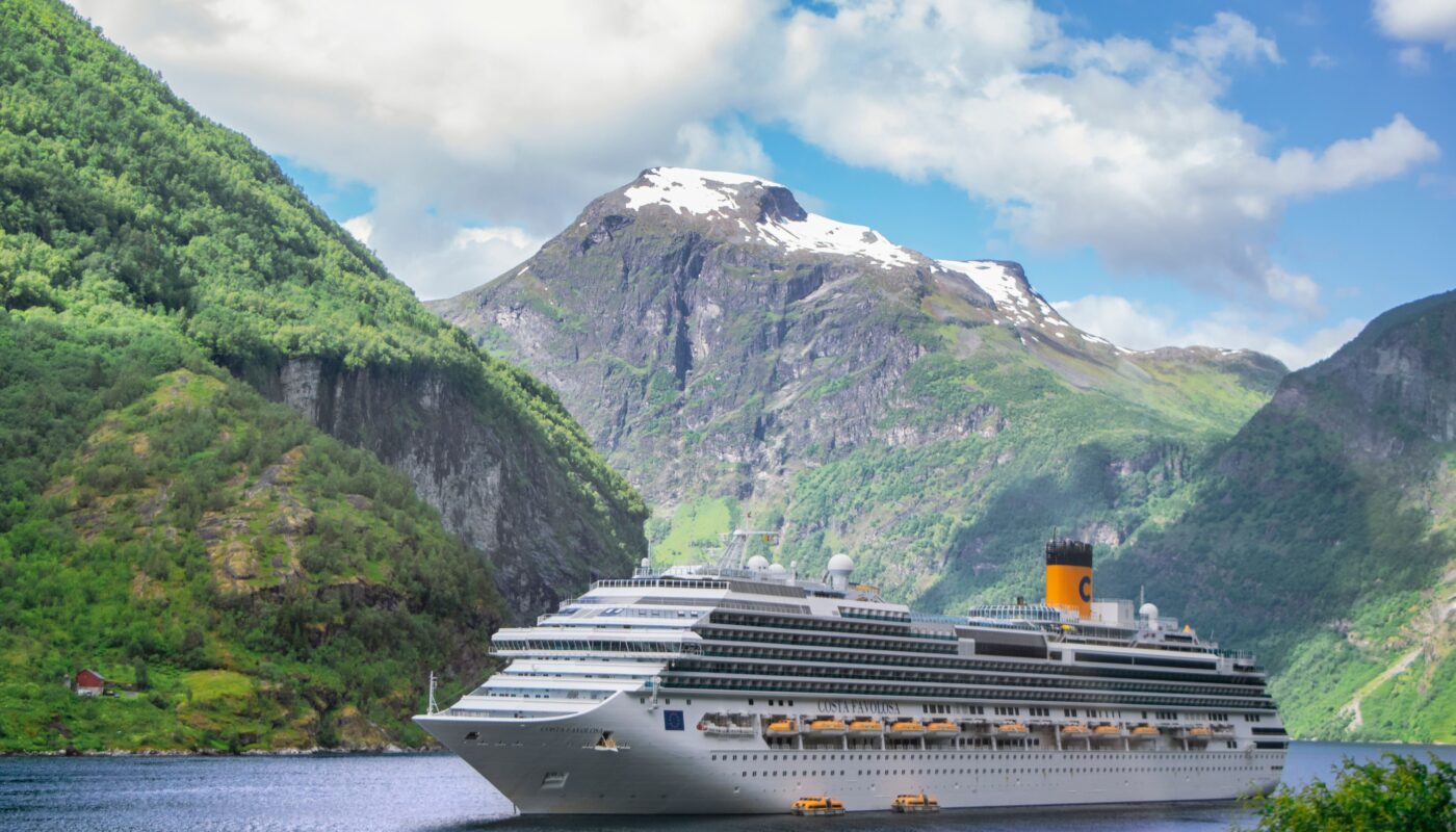 https://www.pexels.com/photo/cruise-ship-in-geiranger-fjord-scenic-view-33336580/