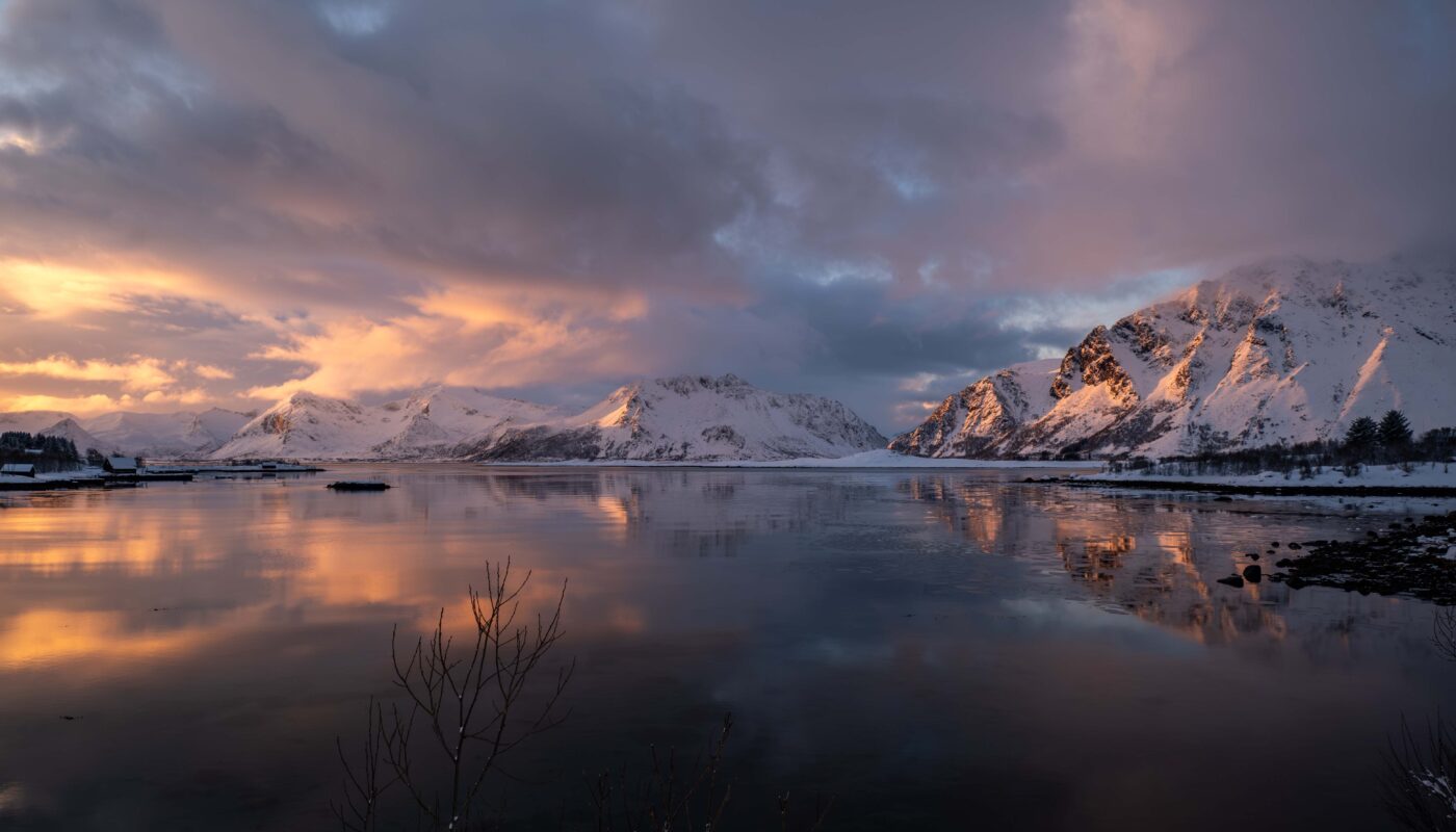 https://www.pexels.com/photo/stunning-snow-capped-mountains-in-sunset-reflection-29091507/