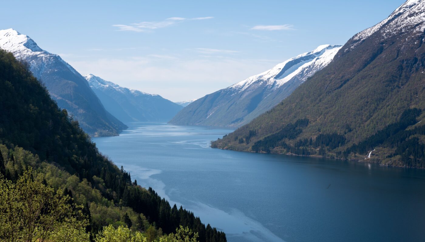 https://www.pexels.com/photo/a-view-of-a-lake-surrounded-by-mountains-26952926/