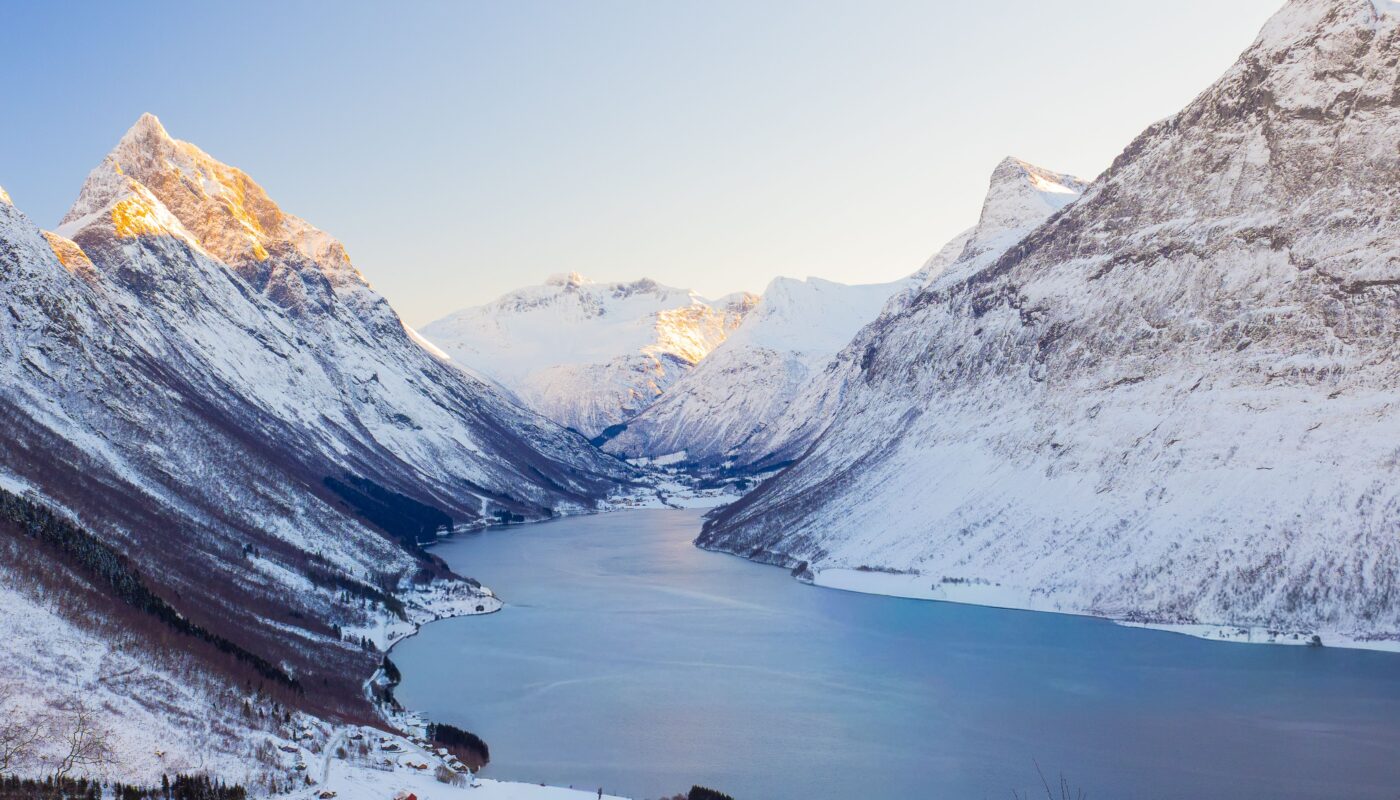 https://www.pexels.com/photo/stunning-winter-landscape-in-norwegian-fjord-35918799/