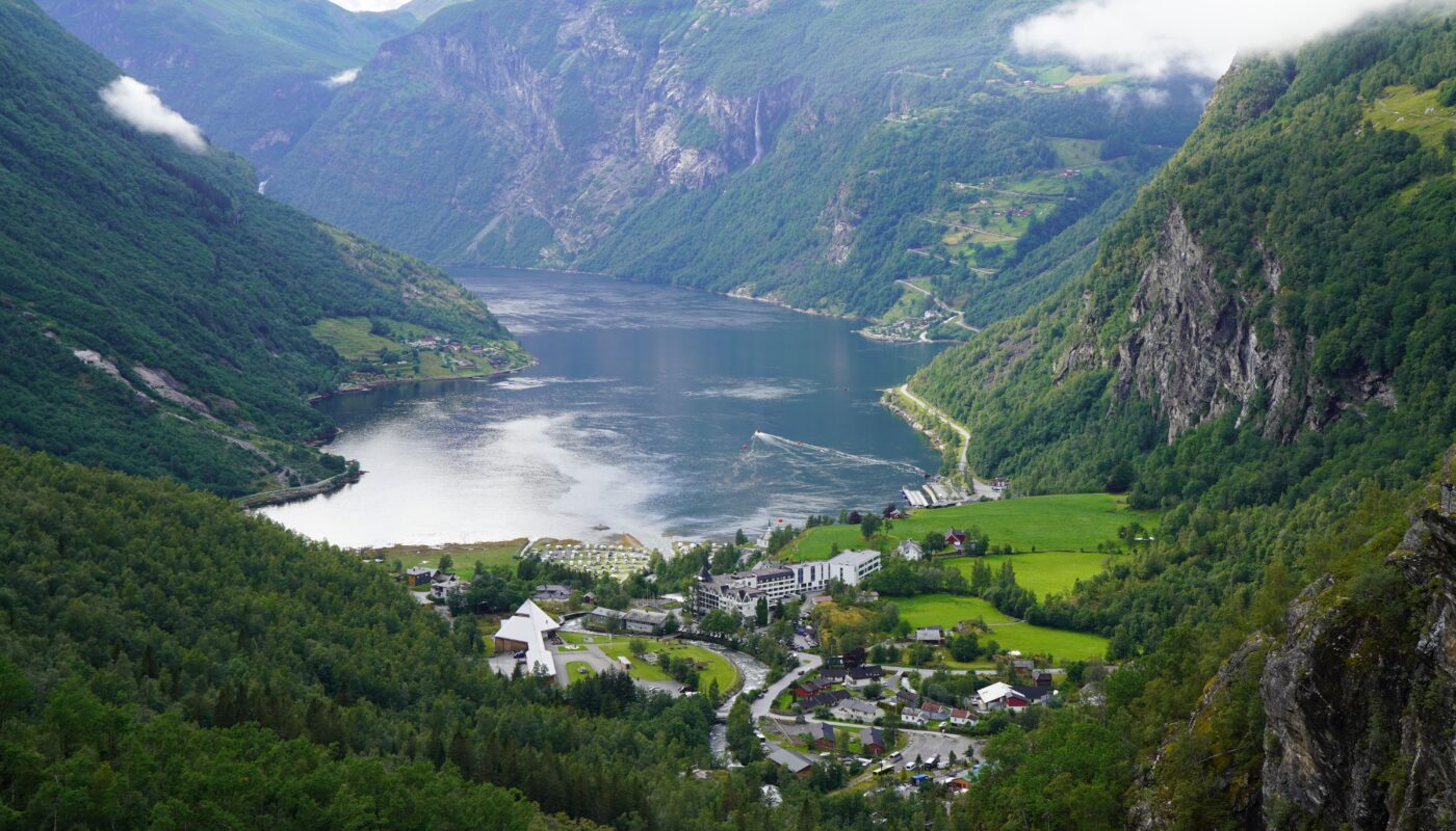 https://www.pexels.com/photo/breathtaking-view-of-geiranger-fjord-norway-32160255/
