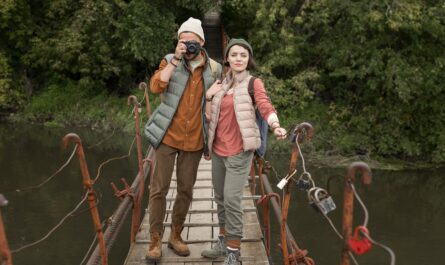 https://www.magnific.com/free-photo/couple-taking-photos-wooden-bridge_10371487.htm#fromView=search&page=1&position=0&uuid=20c36096-e74b-4695-9efb-b64362a5da4d&query=What+to+Wear+in+the+Fjords%3A+A+Month-by-Month+Guide