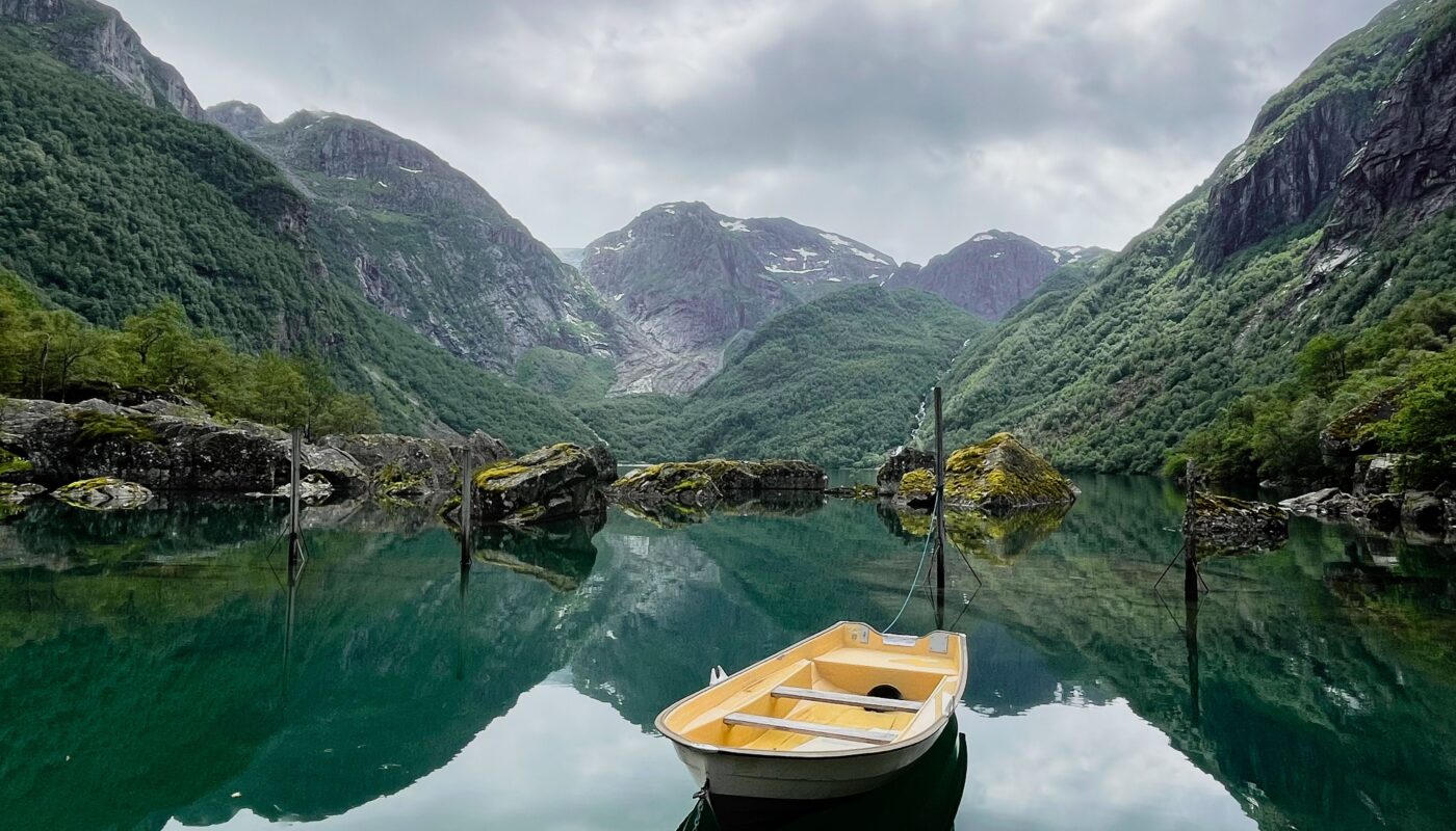 https://www.pexels.com/photo/scenic-norwegian-fjord-with-reflection-and-boat-29392069/