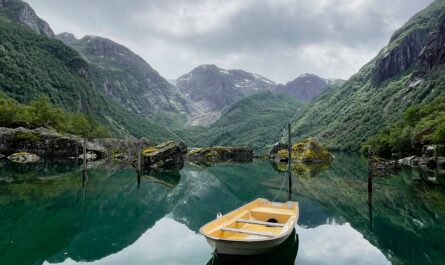 https://www.pexels.com/photo/scenic-norwegian-fjord-with-reflection-and-boat-29392069/
