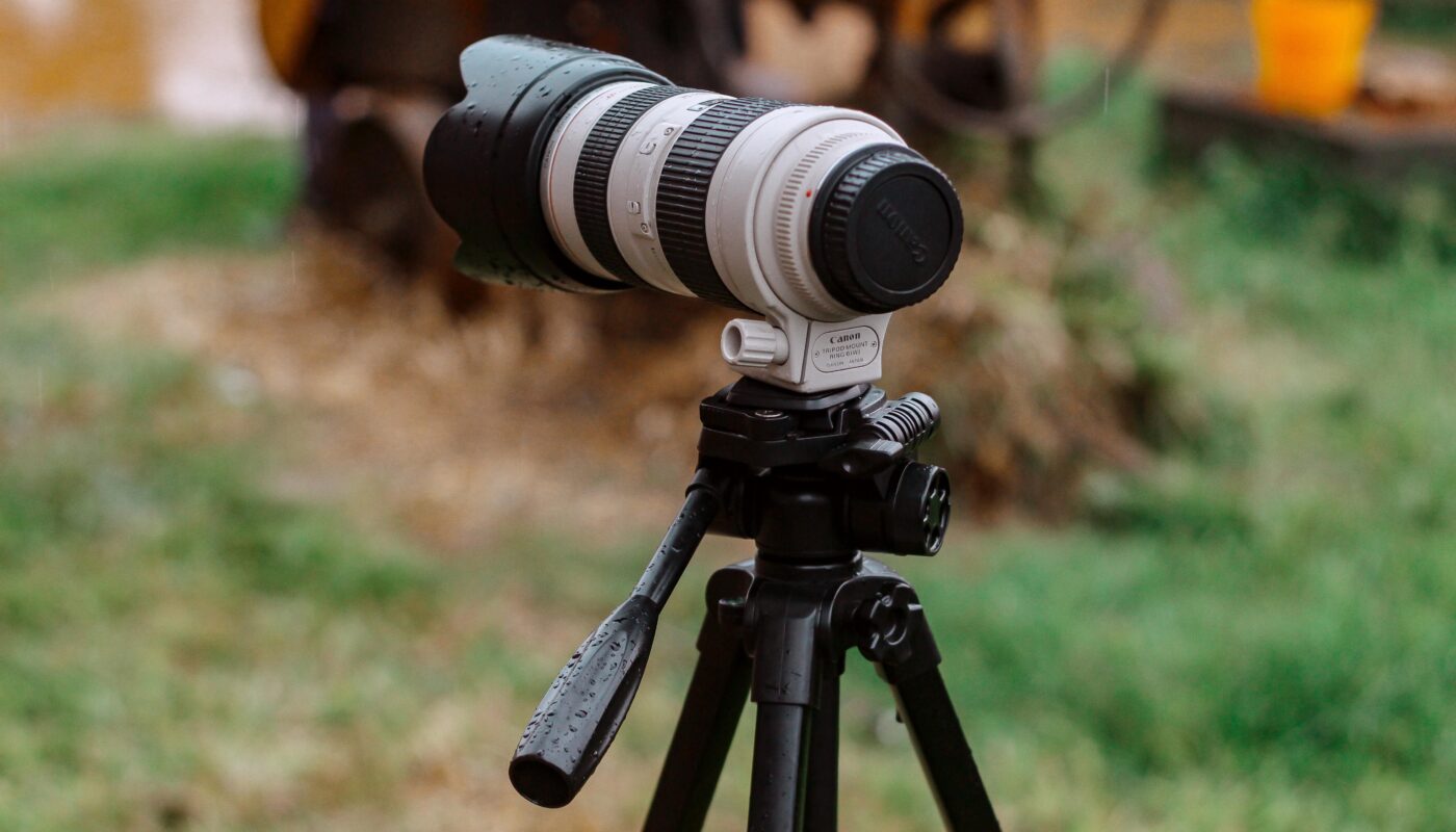 https://www.pexels.com/photo/close-up-of-camera-on-tripod-in-nature-13633968/