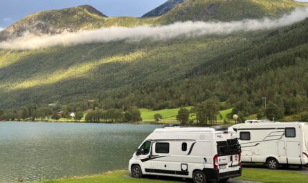 https://www.pexels.com/photo/scenic-mountain-view-with-camper-vans-by-lake-34179272/