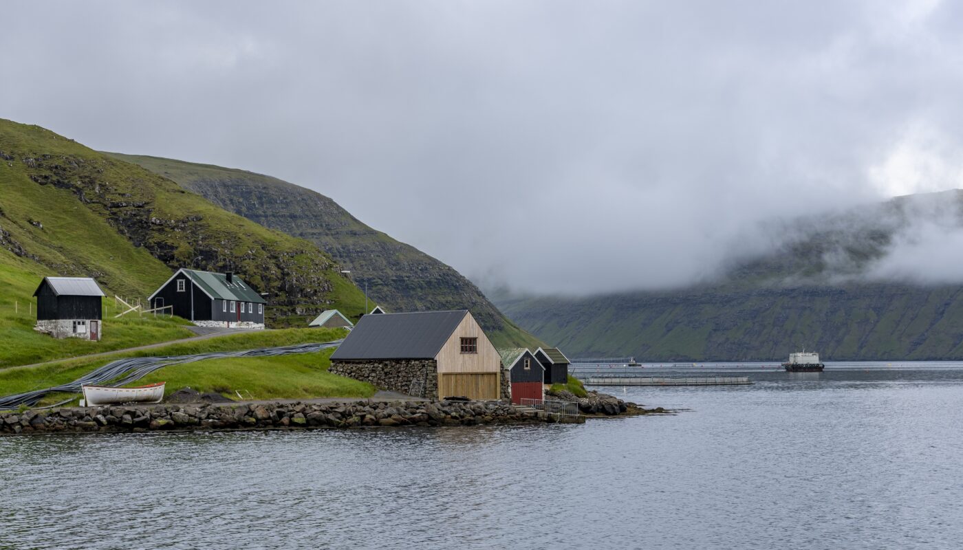 https://www.magnific.com/free-photo/sky-houses-shore-faroe-islands_9990468.htm#fromView=search&page=1&position=2&uuid=21f4df76-ecb6-42c8-bb1a-0d849e8c74d5&track=ais_hybrid&query=Where+Are+the+Best+Scenic+Rest+Stops+in+Norway%3F