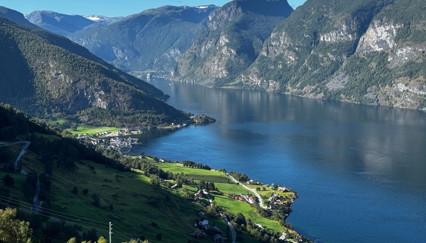 https://www.pexels.com/photo/scenic-view-of-norwegian-fjord-and-landscape-33692814/