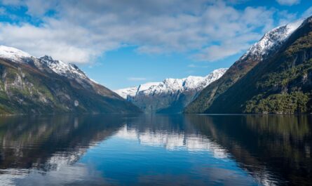 https://www.pexels.com/photo/stunning-norwegian-fjord-with-snowy-mountains-28981078/