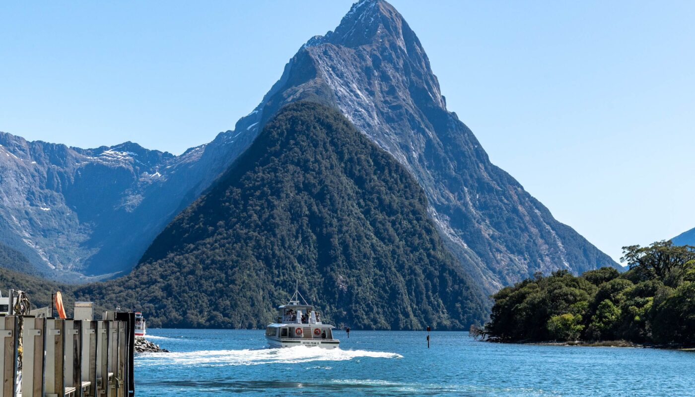 https://www.pexels.com/photo/cruise-milford-sound-new-zealand-17431556/