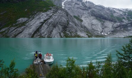 https://www.pexels.com/photo/scenic-view-of-boat-docked-at-norway-fjord-32129214/